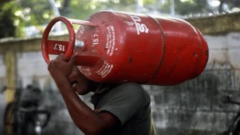 यूपी में दिवाली और होली पर मुफ्त गैस सिलेंडर, सरकार खर्च करेगी 2142 करोड़ रुपये