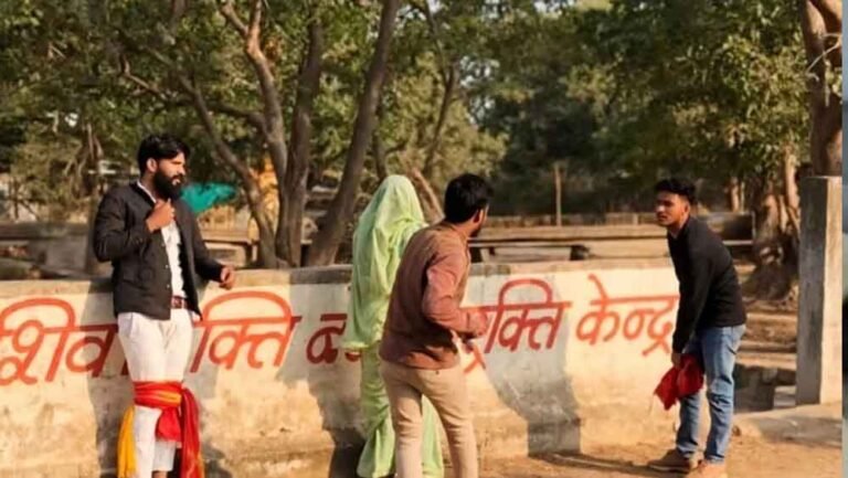 भदैया कुंड में पत्नी को दोस्त के साथ घूमते देख पति ने किया हमला, पुलिस ने दर्ज की FIR