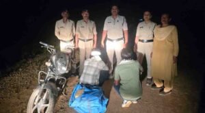 आबकारी ने मोटरसाइकिल पर शराब ले जाते हुए दो आरोपियों को पकड़ा