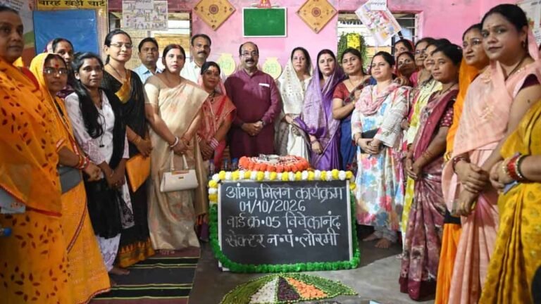 जमीन पर बैठकर बच्चों संग खेले अरुण साव