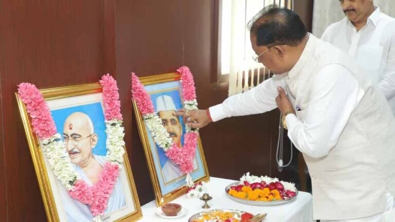मुख्यमंत्री ने महात्मा गांधी और पूर्व प्रधानमंत्री लाल बहादुर शास्त्री की जयंती पर किया नमन