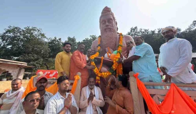 योगी सरकार का बड़ा कदम, लखनऊ में गोमती तट पर स्थापित हुई महर्षि वाल्मीकि की प्रतिमा