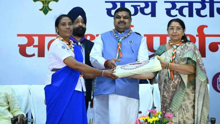 गांधी-शास्त्री जयंती पर रायपुर में आयोजन, मंत्री गजेन्द्र यादव ने ‘प्रयास’ और ‘तारुण्य वार्ता’ का किया विमोचन
