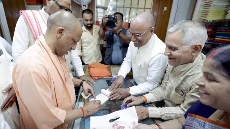 भारत की स्वाधीनता का मंत्र था खादी, हर व्यक्ति खादी को जीवन का बनाए हिस्साः मुख्यमंत्री