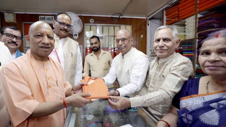 मुख्यमंत्री ने गांधी जयंती पर खादी आश्रम से की खरीदारी
