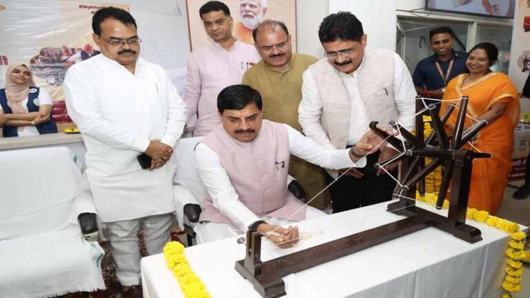 गांधी जयंती पर खादी ग्रामोद्योग भवन पहुंचे CM यादव, चरखा चलाकर दिया स्वदेशी का संदेश