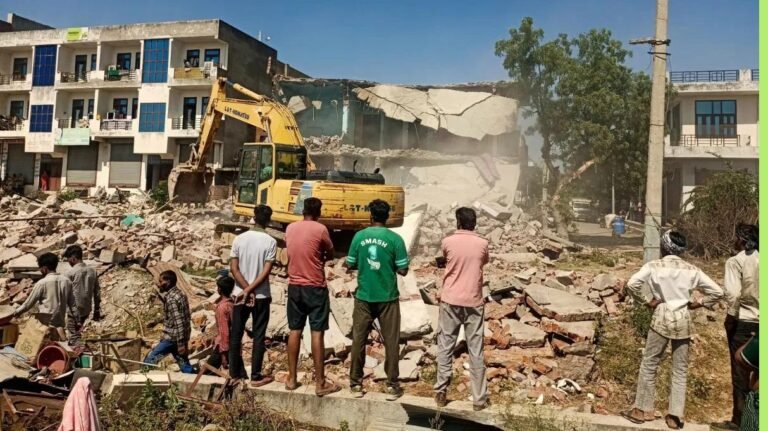 जगतपुरा के गंगा मार्ग पर चला JCB, दुकानें और मकान हटे; हाईकोर्ट के आदेश पर कार्रवाई