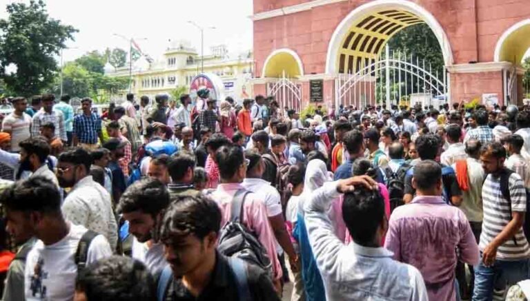 उत्तर प्रदेश में PET परीक्षा को लेकर हाई अलर्ट, 60 जिलों में स्कूल बंद, AI से होगी निगरानी