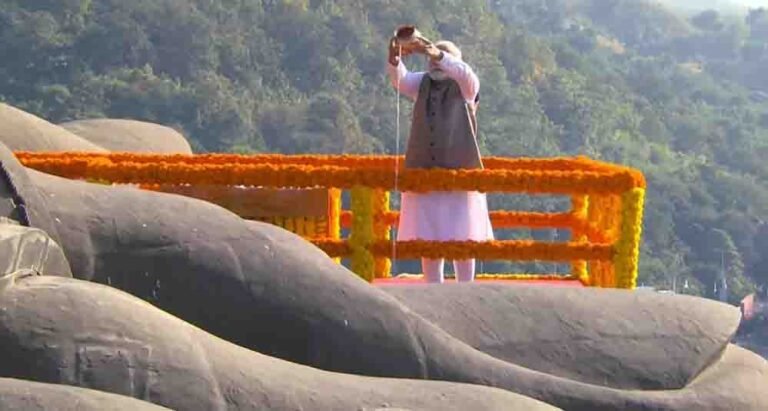 स्टैच्यू ऑफ यूनिटी पहुंचे पीएम मोदी, सरदार पटेल को दी श्रद्धांजलि; विकास परियोजनाओं की रखी आधारशिला