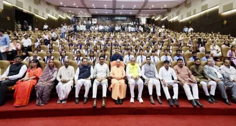 मुख्यमंत्री योगी की मौजूदगी में छात्रवृत्ति वितरण कार्यक्रम, दानिश आजाद अंसारी ने कही बड़ी बात