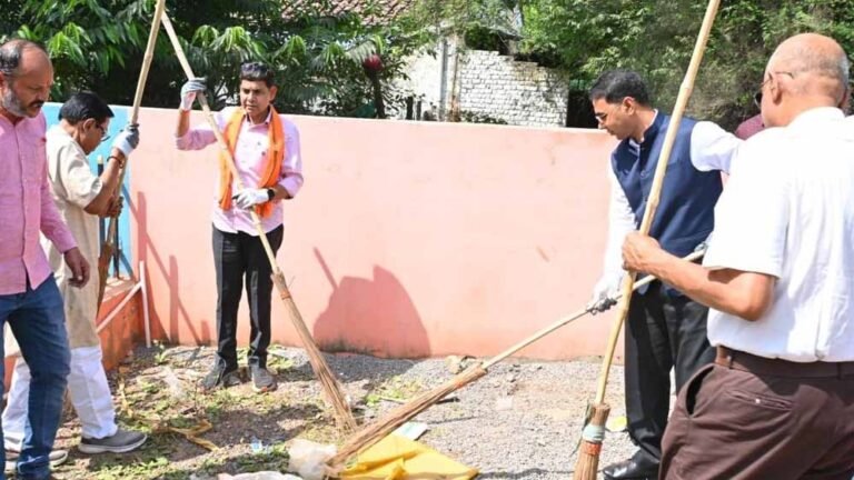 बलौदाबाजार में राजस्व मंत्री टंक राम वर्मा ने हाथों में उठाई झाड़ू