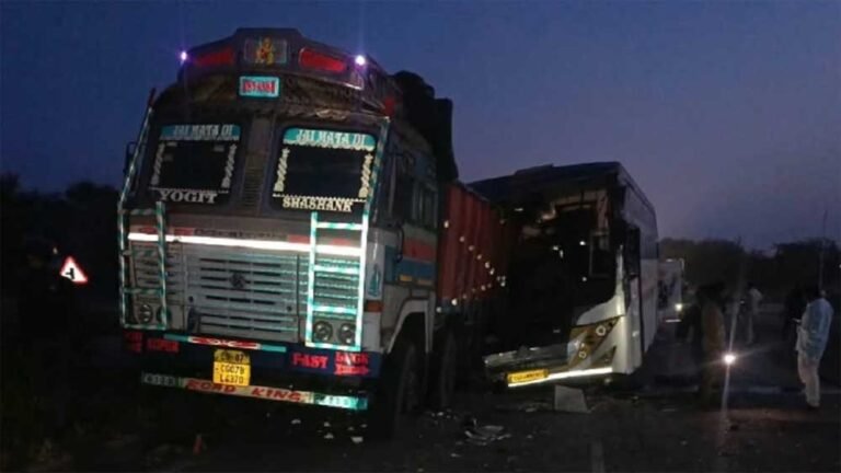 छत्तीसगढ़ में दर्दनाक सड़क हादसा: ट्रक से भिड़ी बस, पांच लोगों की मौत, 14 घायल