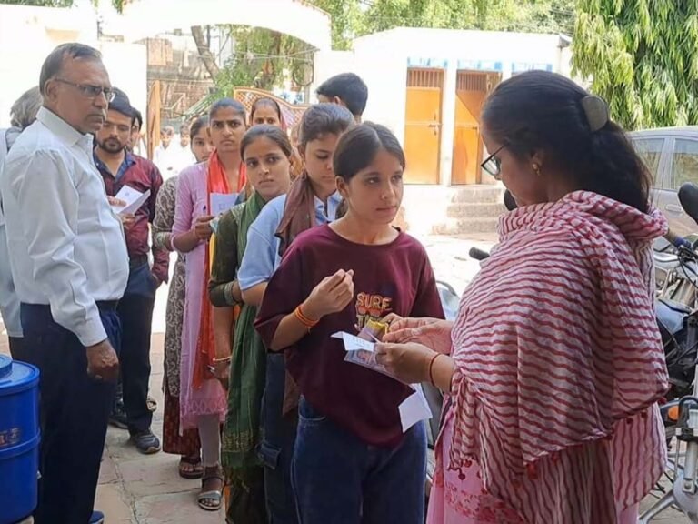 SET परीक्षा में कलावा काटने को लेकर हंगामा, Bilaspur में पुलिस ने संभाला मोर्चा