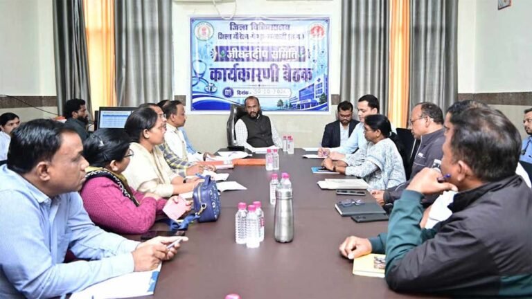 आयुष्मान योजना में गड़बड़ी पर कलेक्टर सख्त, दो ऑपरेटरों को हटाने के निर्देश
