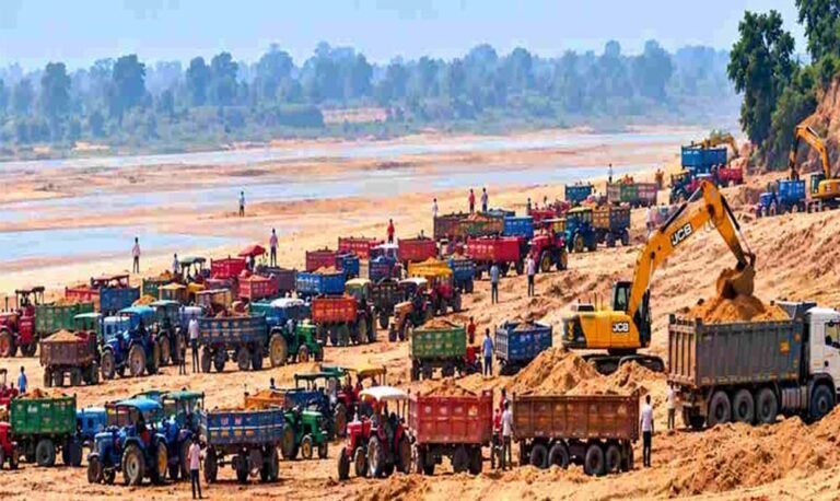 कुरुद में महानदी का सीना छलनी, धड़ल्ले से हो रहा अवैध रेत उत्खनन; जिम्मेदार बेखबर