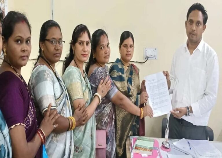 जनपद अध्यक्ष पर अविश्वास प्रस्ताव की तैयारी, SDM को सौंपा आवेदन