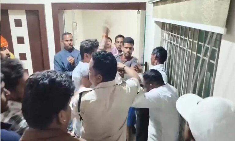 कोरबा में प्रलोभन देकर धर्मांतरण कराने का आरोप, होटल में बजरंग दल का प्रदर्शन