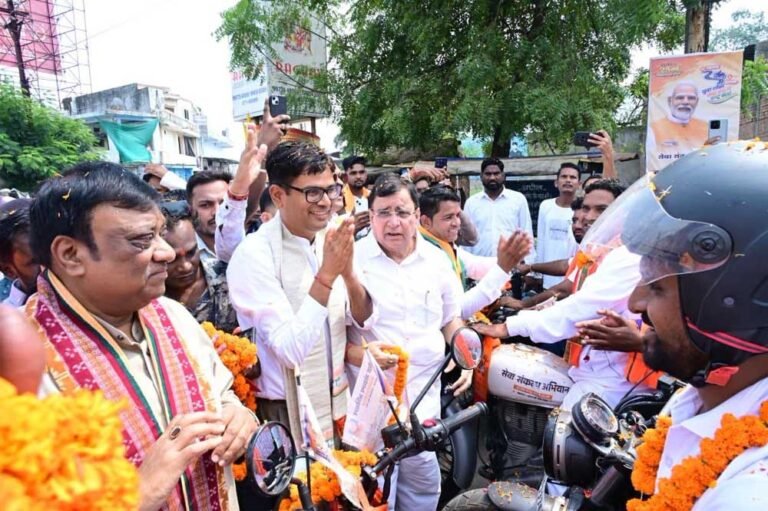 वित्त मंत्री एवं जांजगीर जिले के प्रभारी मंत्री  ओ.पी. चौधरी बाइक रैली में हुए शामिल, युवाओं का बढ़ाया उत्साह