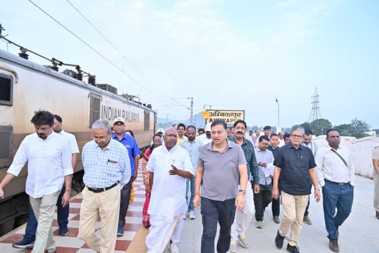 सरगुजा सांसद चिंतामणि महाराज ने हरी झंडी दिखाकर द्वितीय साप्ताहिक ट्रेन को किया रवाना
