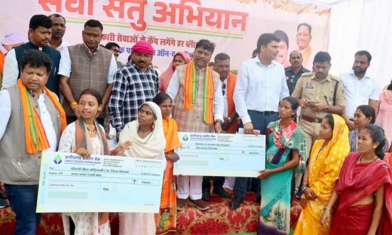वन मंत्री केदार कश्यप ने हितग्राहियों को सौंपी आवास की चाबी, वनाधिकार पत्र और योजना सहायता