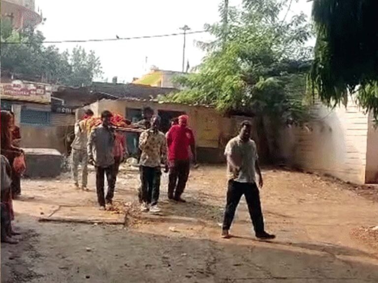 गुना में अस्पताल के बाहर सजी अर्थी, शव घर ले जाने को लेकर विवाद