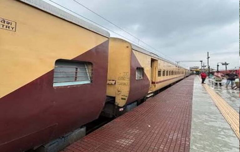त्योहारी सीजन में बढ़ी ट्रेन सेवाएं, 3 जोड़ी स्पेशल ट्रेनों के फेरे बढ़े; यात्रियों को मिलेगी राहत