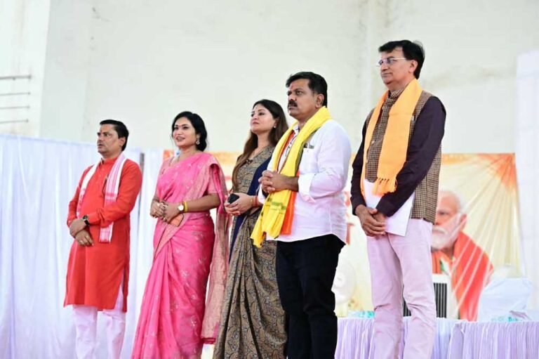 मुख्यमंत्री  विजय शर्मा हुए शामिल  पंडरिया विधायक  भावना बोहरा, फिल्म विकास निगम की अध्यक्ष  मोना सेन सहित जनप्रतिनिधियों ने की सहभागिता