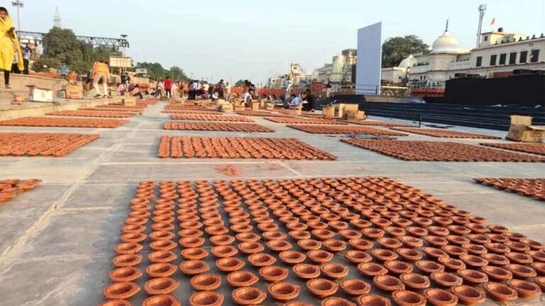 राम की पैड़ी पर सरयू पूजन कर कुलपति ने की दीपोत्सव के निर्विघ्न आयोजन की कामना