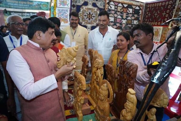 एमए पास दुर्गा सिंह ने हुनर को बनाया अपनी ताकत, लकड़ी की कलाकारी से संवार रहीं भविष्य