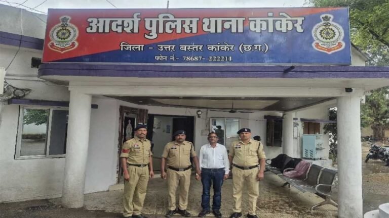 प्रैक्टिकल में कम नंबर देने की धमकी देकर छात्राओं को किया परेशान, अश्लील वीडियो भेजने के आरोप में प्रोफेसर गिरफ्तार