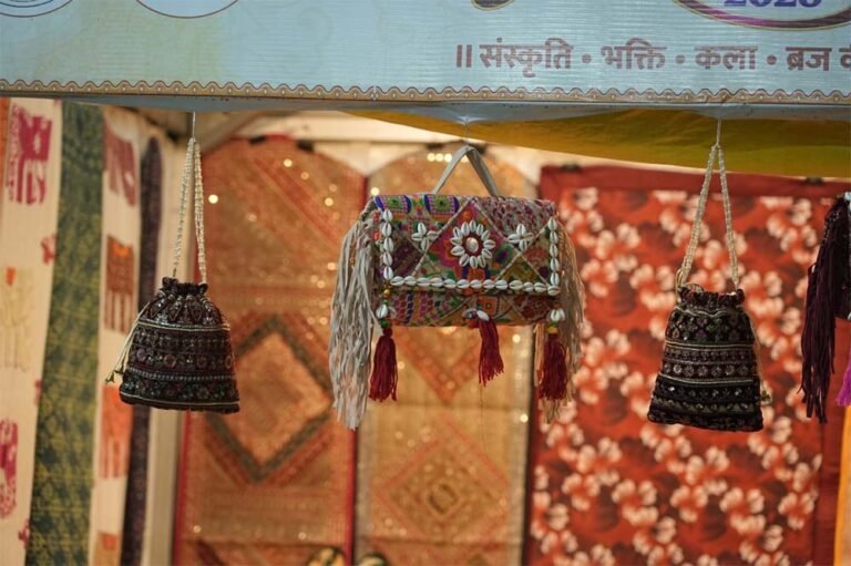 योगी सरकार की पहल पर स्थानीय उत्पादों को मिला बड़ा मंच, पारंपरिक कारीगरी ने मोहा ग्राहकों का मन