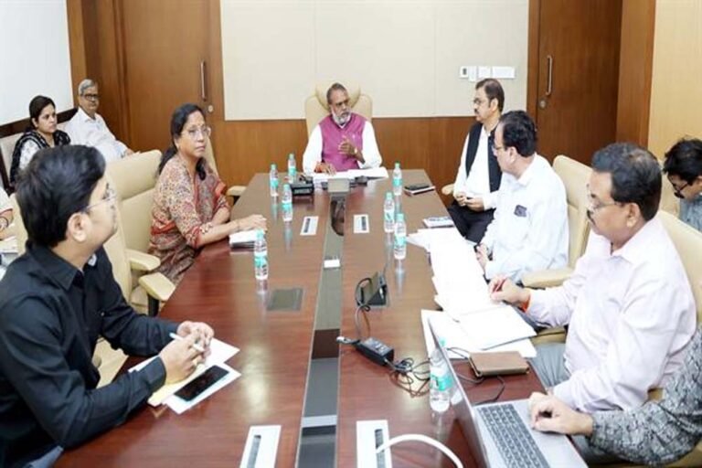 योजनाओं के लक्ष्य समय-सीमा में पूर्ण करें, सभी जरूरतमंदों तक पहुँचाएँ लाभ : मंत्री कुशवाहा