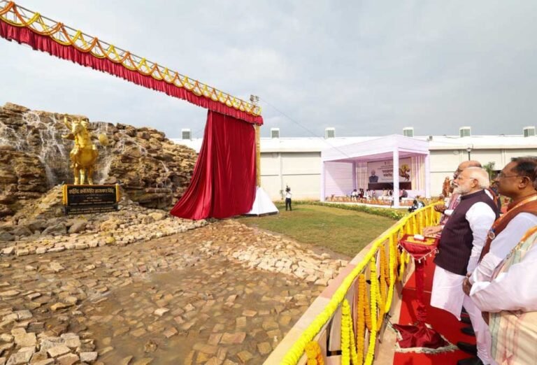आधुनिक तकनीक से जीवंत हुईं जनजातीय अमर बलिदानियों की शौर्यगाथाएं  मुख्यमंत्री  विष्णु देव साय के नेतृत्व में साकार हुआ जनजातीय स्वाभिमान का भव्य स्मारक