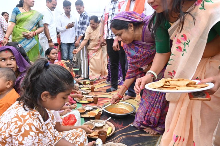 101 कन्याओं का पूजन कर दिया संरक्षण का संदेश, स्वास्थ्य और मानसिक सशक्तीकरण पर विशेषज्ञों ने दी जानकारी
