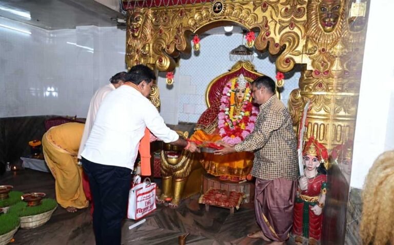 उप मुख्यमंत्री  विजय शर्मा ने कवर्धा में मां महामाया और मां विंध्यवासिनी के दर्शन कर प्रदेश की सुख-समृद्धि और खुशहाली की कामना की