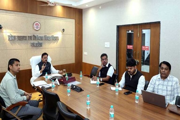 समयबद्ध एवं गुणवत्तापूर्ण स्वास्थ्य सेवाओं से ग्रामीणों का विश्वास जीतें चिकित्सक, मैदानी अमले से सतत बनाए रखें संवाद : उप मुख्यमंत्री  शुक्ल