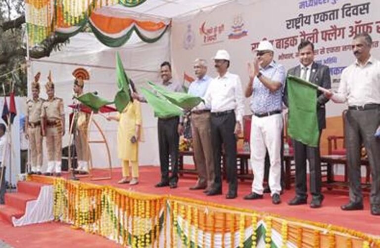 डीजीपी  कैलाश मकवाणा ने लाल परेड ग्राउंड से हरी झंडी दिखाकर रैली को किया रवाना