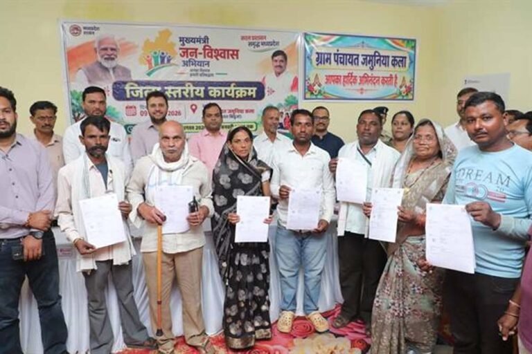 मुख्यमंत्री जन विश्वास अभियान में ग्रामीणों को मिल रहा संपत्ति का वैधानिक अधिकार