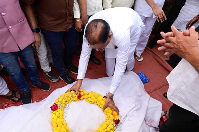 विधायक  डोमनलाल कोर्सेवाड़ा पंचतत्व में हुए विलीन, मुख्यमंत्री  विष्णु देव साय ने दिया कंधा, नम आंखों से दी अंतिम विदाई