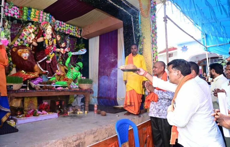 अंधरीकछार, बोरिया और महली में ग्रामीणों की समस्याएं सुनीं और विकास कार्यों की घोषणाएं कीं