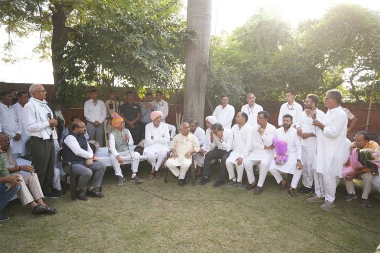 ‘खेत बचाओ अभियान’ में चौपाल पर किसानों से रूबरू हुए शिवराज