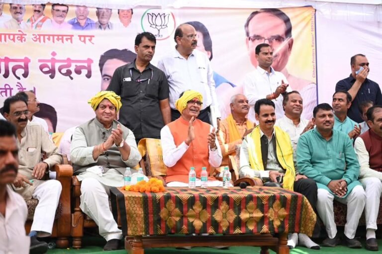 वन्यजीवों की खातिर घर छोड़ रहे आदिवासी परिवारों को शिवराज ने बताया महान बलिदानी
