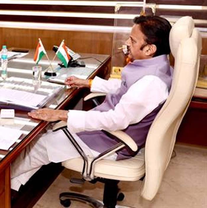 स्वास्थ्य सुविधाओं और विकास कार्यों पर सख्त हुए उप मुख्यमंत्री शुक्ल