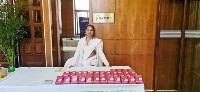 स्वरोजगार के साथ सामाजिक सरोकार, स्वच्छता के प्रति झांसी की सुमन कर रहीं जागरूक