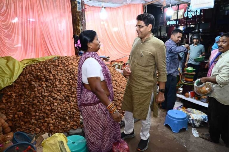 ‘वोकल फॉर लोकल’ का दिया संदेश, पंडरी बाजार में स्थानीय विक्रेताओं से खरीदे मिट्टी के दीये