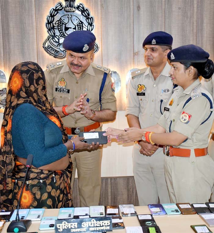 कासगंज पुलिस ने 7 दिन में बरामद किए 120 मोबाइल