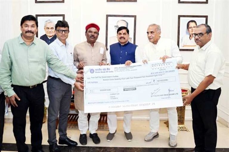 मुख्यमंत्री डॉ. यादव को वन विकास निगम की ओर से सौंपा गया 16 करोड़ 74 लाख 2 हजार रुपए के लाभांश का चेक