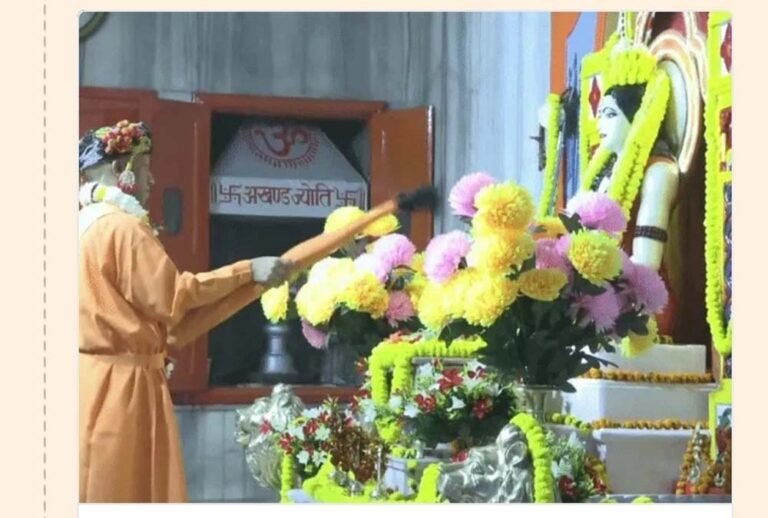 अखंड ज्योति और मंदिर परिसर के सभी देव विग्रहों की भी सीएम योगी ने की पूजा