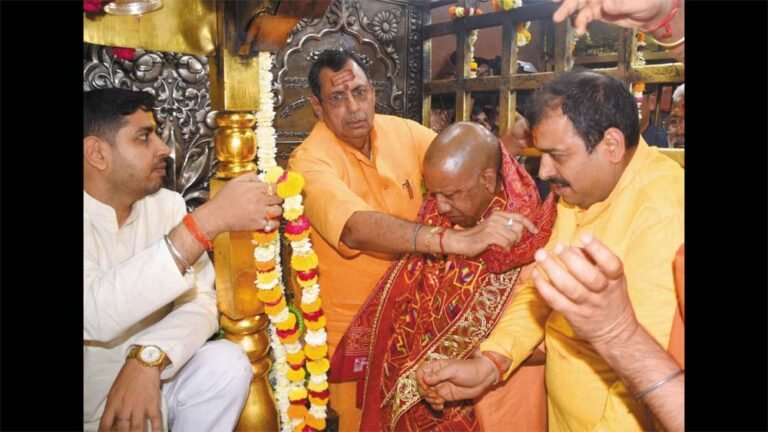 विंध्याचल में गंगा नदी किनारे निर्माणाधीन घाटों का किया निरीक्षण